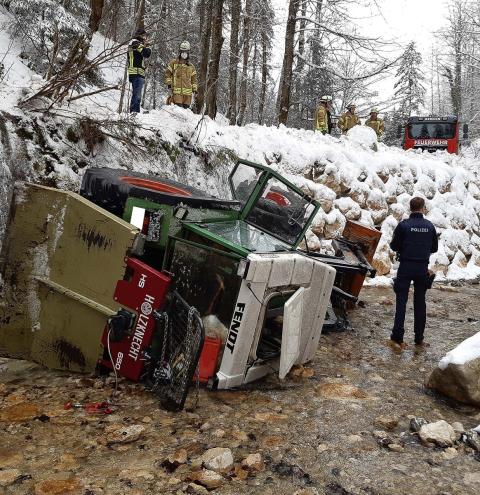 Traktorabsturz fordert Feuerwehr in Bergen