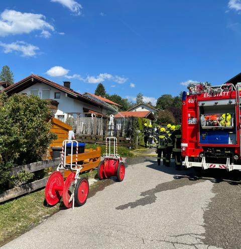 Heckenbrand - Einsatz für die Feuerwehr Erlstätt