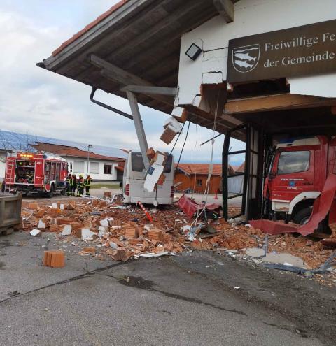 Archiv Bus kracht in Feuerwehrhaus Petting