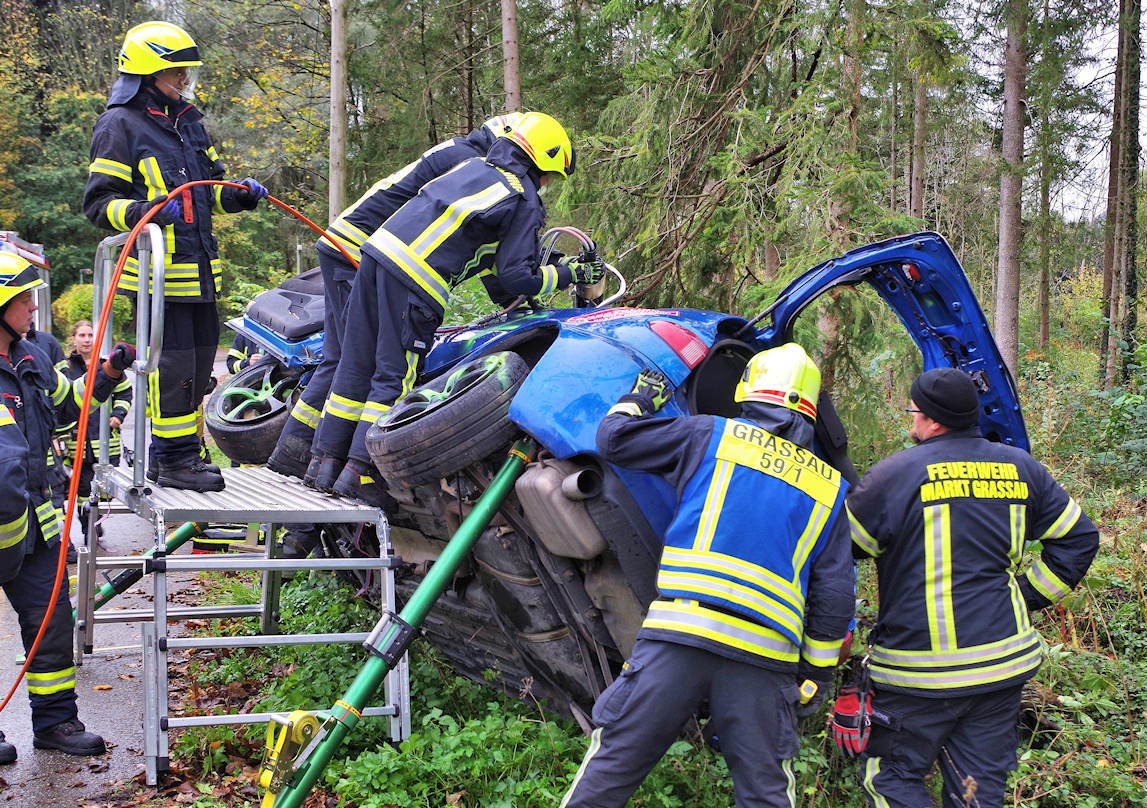 21 Feuerwehrmänner und -frauen absolvierten im Grassau Fachlehrgang für Technische Hilfeleistung.