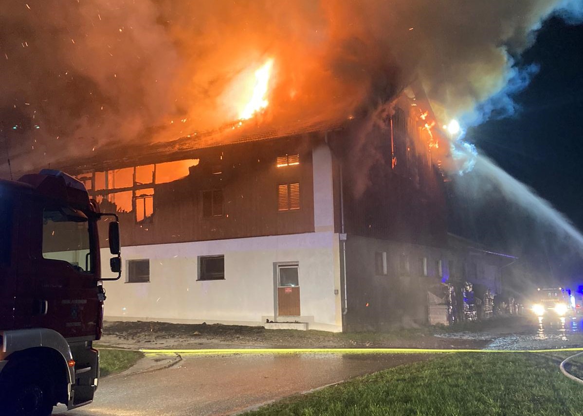 Großbrand in Goldberg bei Peterskirchen - landwirtschaftlichen Anwesen in Flammen