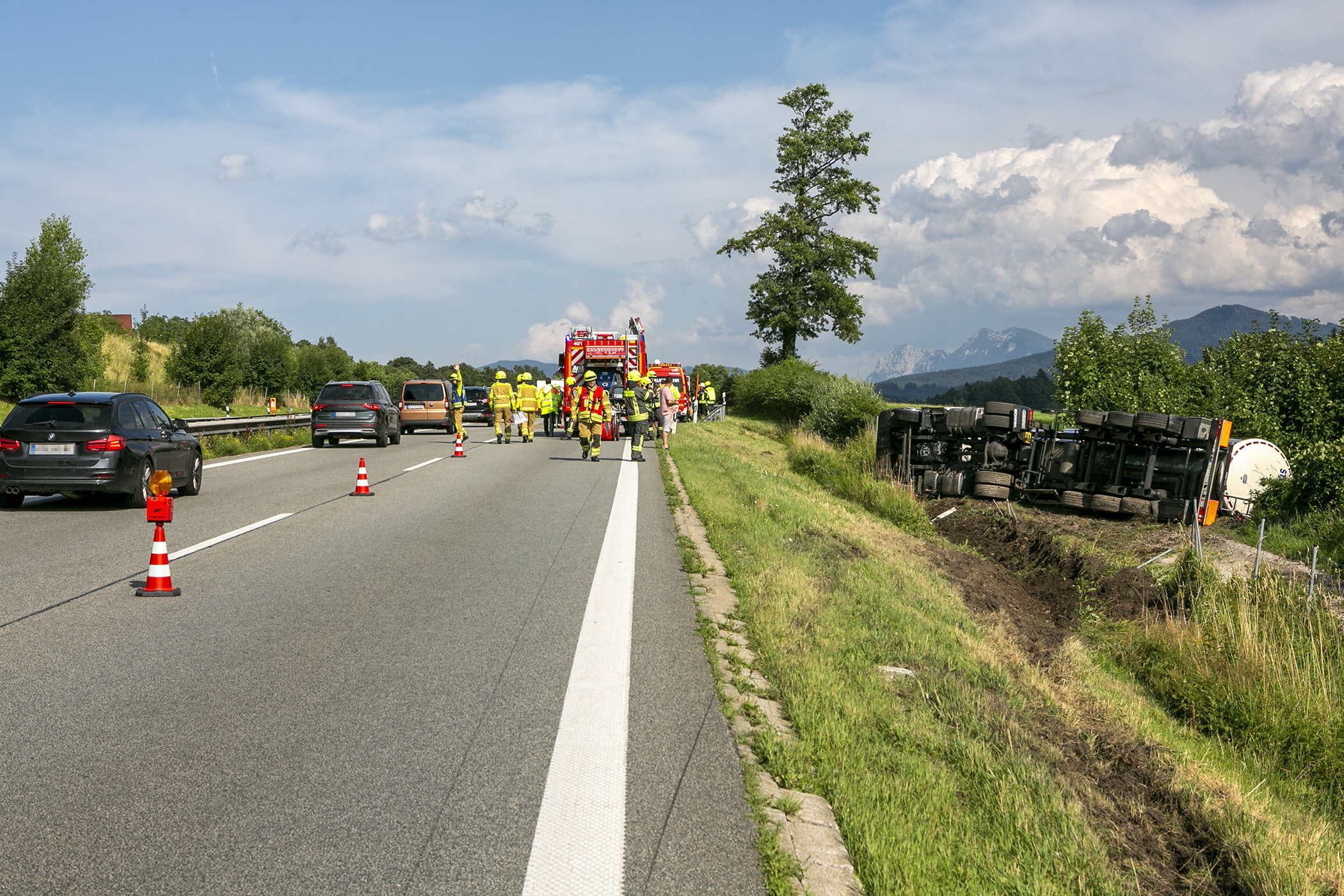 Ein mit 21.000 Liter Milch beladener Tanklastwagen kam auf der BAB A8 von der Fahrbahn ab und stürzte um. Der Fahrer konnte sich selbst aus dem Führerhaus befreien und blieb unverletzt.