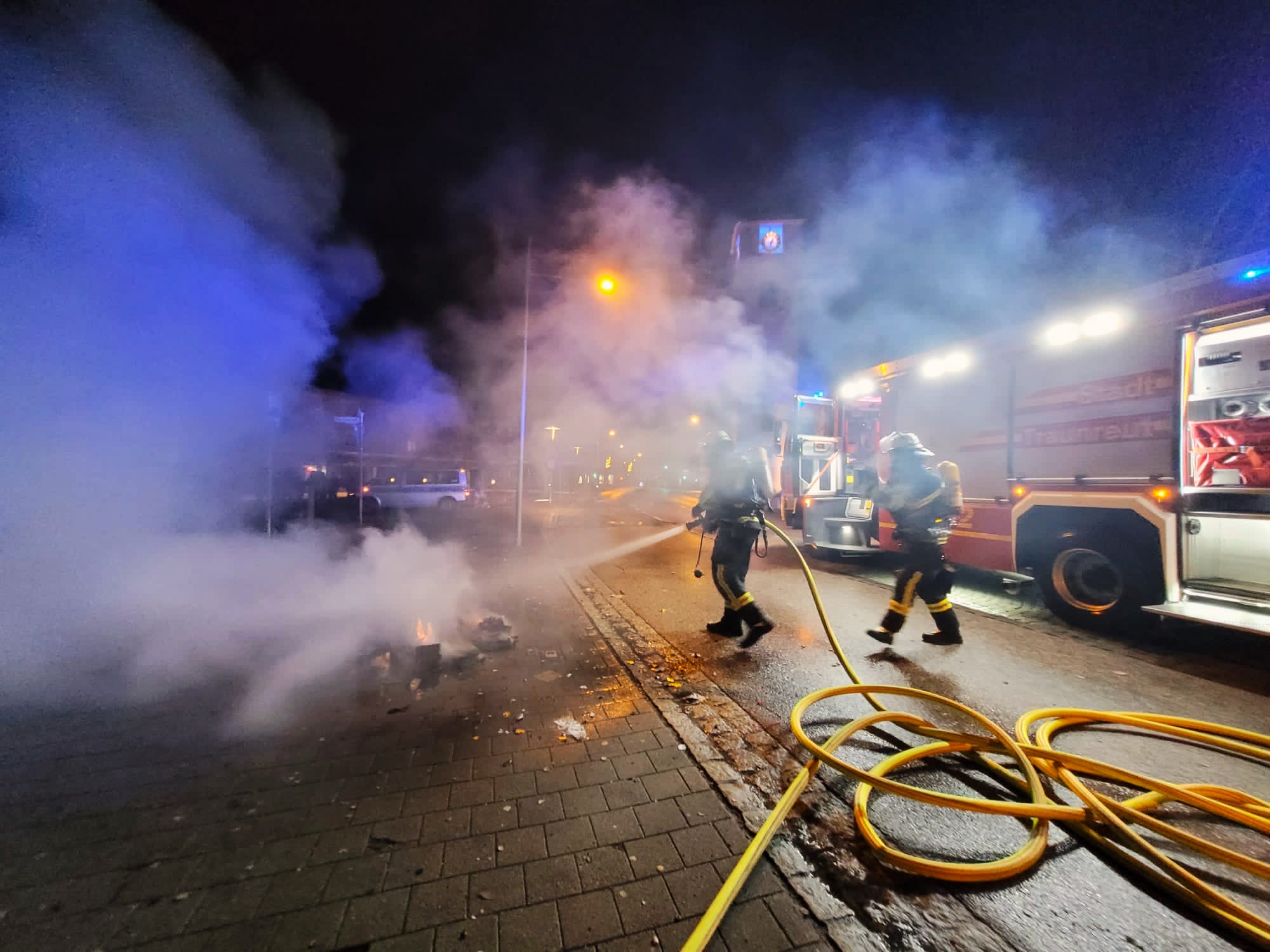 Ein insgesamt ruhiger Jahreswechsel für die Feuerwehren im Landkreis Traunstein. Lediglich die Feuerwehren Traunreut und Traunstein mussten in den ersten Stunden des neuen Jahres ausrücken, um ein Dutzend Kleinbrände zu löschen.