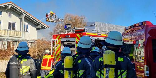 125 Einsatzkräfte vor Ort – Feuerwehr rettet das Wohnhaus – Rauchsäule weithin sichtbar