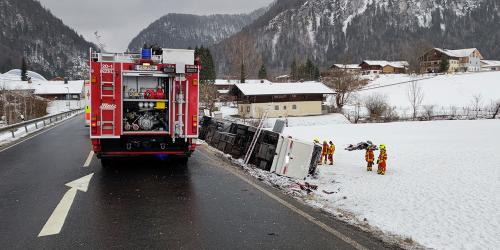 Vollbesetzter Reisebus verunglückt bei Inzell