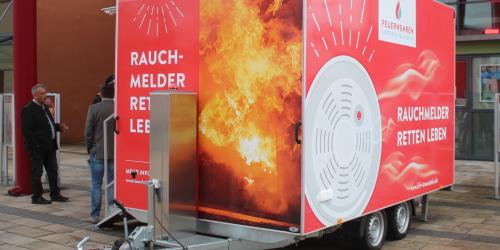 Die Mobile Brandmeldeanlage ist auf einen Anhänger aufgebaut, so kann die fahrbare Aus- und Fortbildungseinheit zu den Lehrgangsteilnehmern gebracht werden und die Kurse sind dezentral bei den Feuerwehren vor Ort möglich.