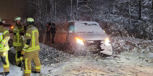 Ein Kleinbus mit acht Insassen kam bei dichtem Schneetreiben von der Fahrbahn ab. Eine Person wurde verletzt. Die Feuerwehr Bergen leistete technische Hilfe