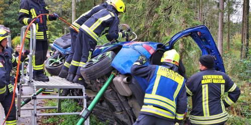 21 Feuerwehrmänner und -frauen absolvierten im Grassau Fachlehrgang für Technische Hilfeleistung.