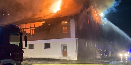 Großbrand in Goldberg bei Peterskirchen - landwirtschaftlichen Anwesen in Flammen