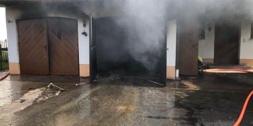 Beim Brand einer Garage in Offenham bei Engelsberg wurden ein Pkw und mehrere Motorräder zerstört. Ein Ausbreiten des Feuers auf das Wohnhaus konnte die Feuerwehr verhindern.