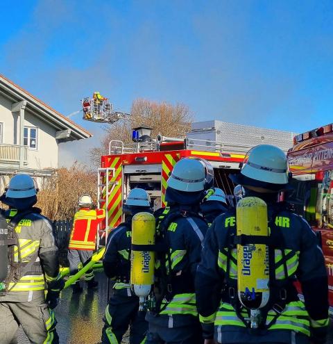 125 Einsatzkräfte vor Ort – Feuerwehr rettet das Wohnhaus – Rauchsäule weithin sichtbar