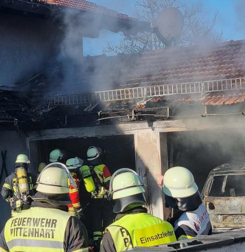 125 Einsatzkräfte vor Ort – Feuerwehr rettet das Wohnhaus – Rauchsäule weithin sichtbar