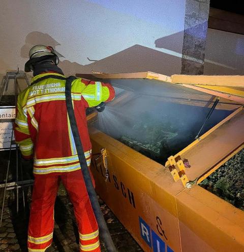 Feuerwehr löscht brennendes Grüngut