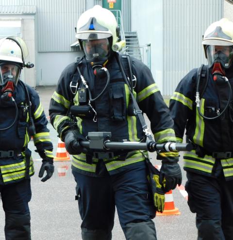 Atemschutzgeräteträger mit Messgerät auf dem Weg zum Einsatz