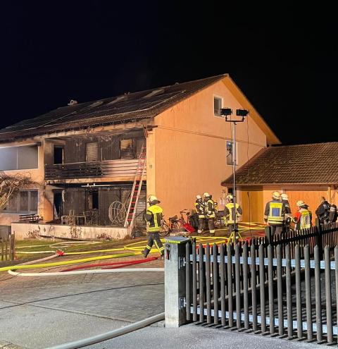 Hoher Sachschaden und teilweise zerstörte Wohnungen bei Fassadenbrand in Leobendorf bei Laufen