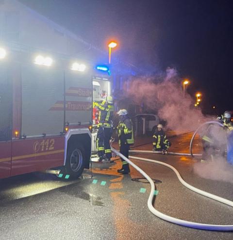 Brennende Mülltonne in Traunreut, Johann-Wichern-Straße - von der Feuerwehr Traunreut schnell gelöscht.