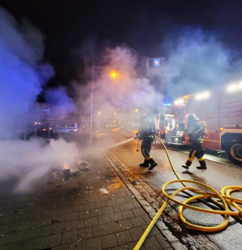 Erster Einsatz in 2024 für die Feuerwehr Traunreut war ein Kleinbrand am Rathausplatz. 