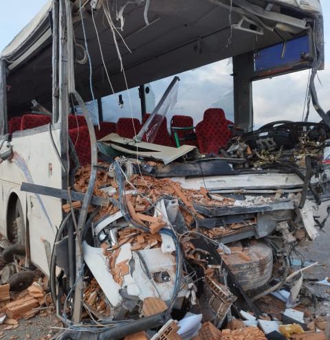 Der Fahrer (61) des Linienbusses und ein Mädchen (11) wurden bei dem Unfall schwer verletzt.