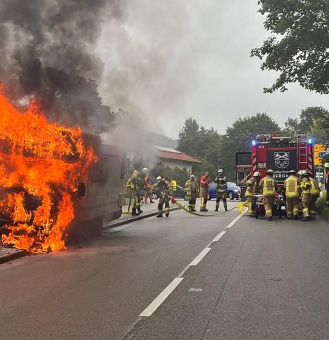 Ein brennendes Wohnmobil in Bernhaupten wurde von den Feuerwehren Bergen und Holzhausen gelöscht