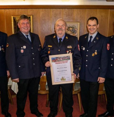 Die Freiwillige Feuerwehr Waging ernennt Herbert Häusl zum Ehrenmitglied.