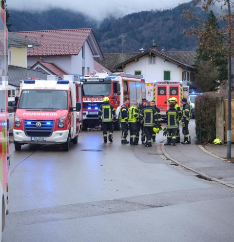 Trotz des schnellen Eingreifens von Ersthelfern, Feuerwehr und Rettungsdienst konnte ein 22-jähriger Mann nicht gerettet werden.